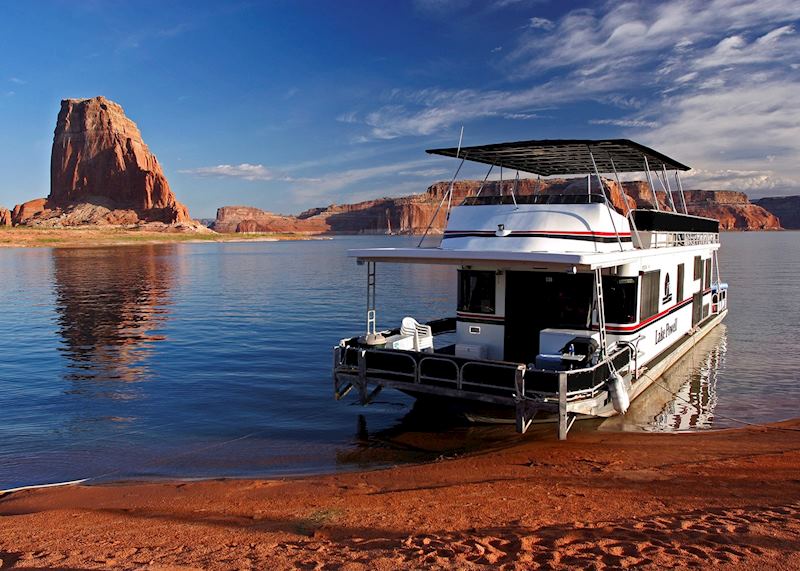 Cruise boat on Lake Powell