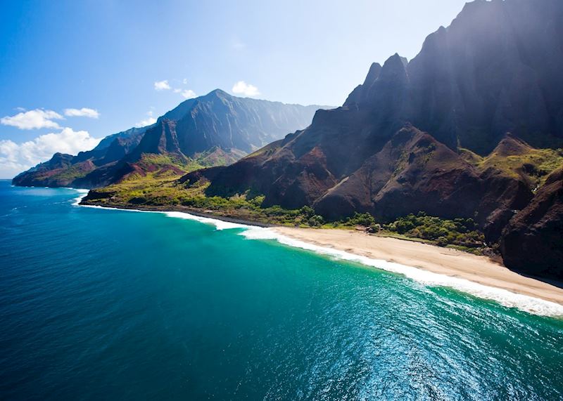 Long view of Na Pali Coast, Kauai (Source: HTA / Tor Johnson)