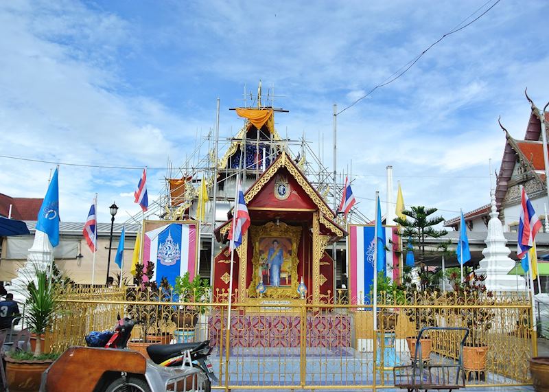 Walking around Amphawa