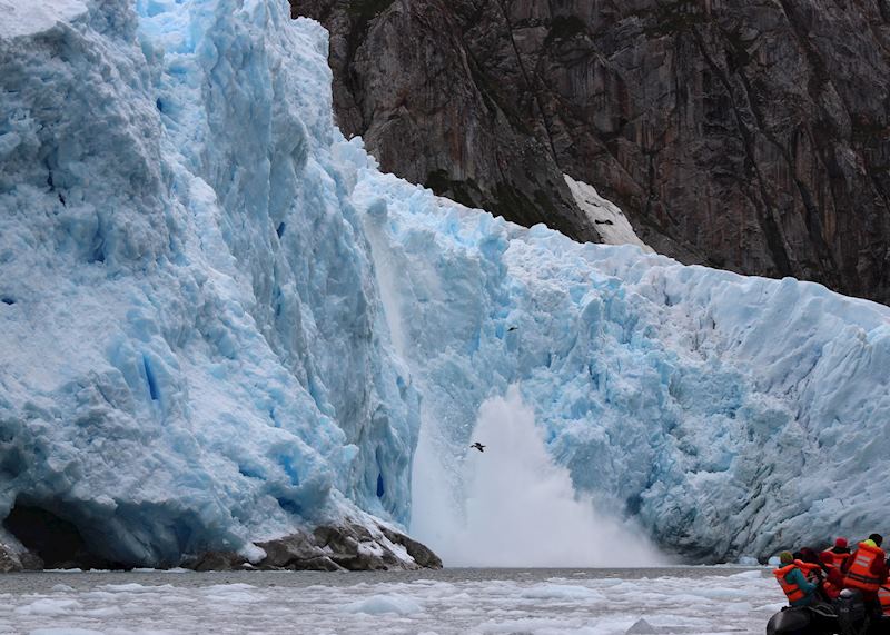 Glacier breaking during Australis expedition