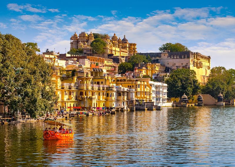 City Palace and Pichola lake in Udaipur, India