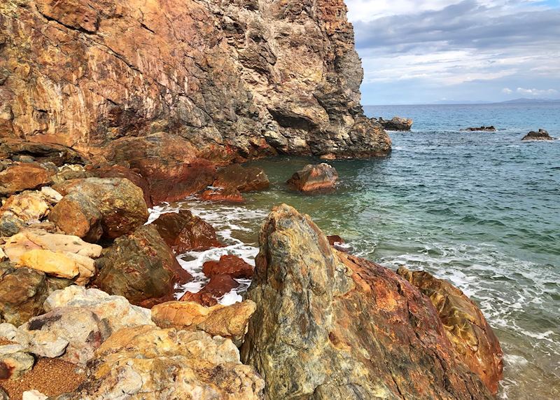 Rocks coloured by sulphur, Milos