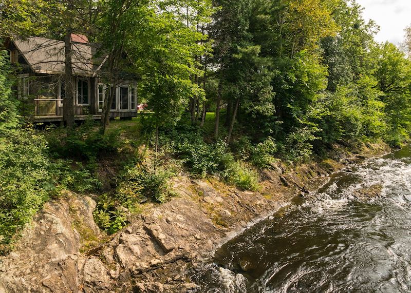 Riverside yoga studio Le Baluchon Eco Resort, Saint Alexis des Monts